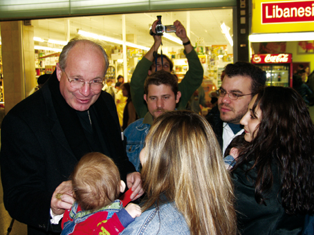 An einem 8. Dezember mischte sich sogar Kardinal Dr. CHRISTOPH SCHÖNBORN unter die vielen Besucher.